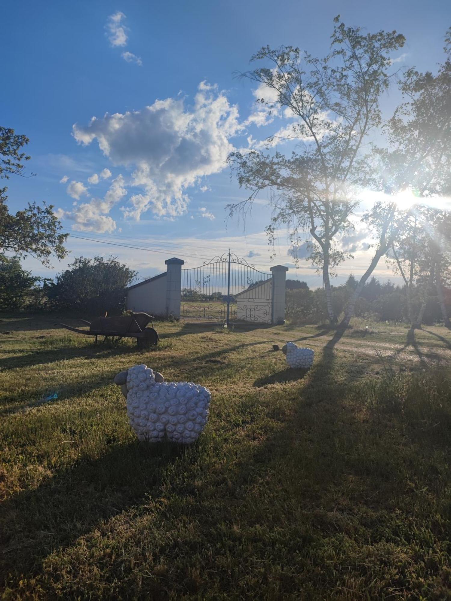 Le Grand Pre Villa Longué Exteriör bild